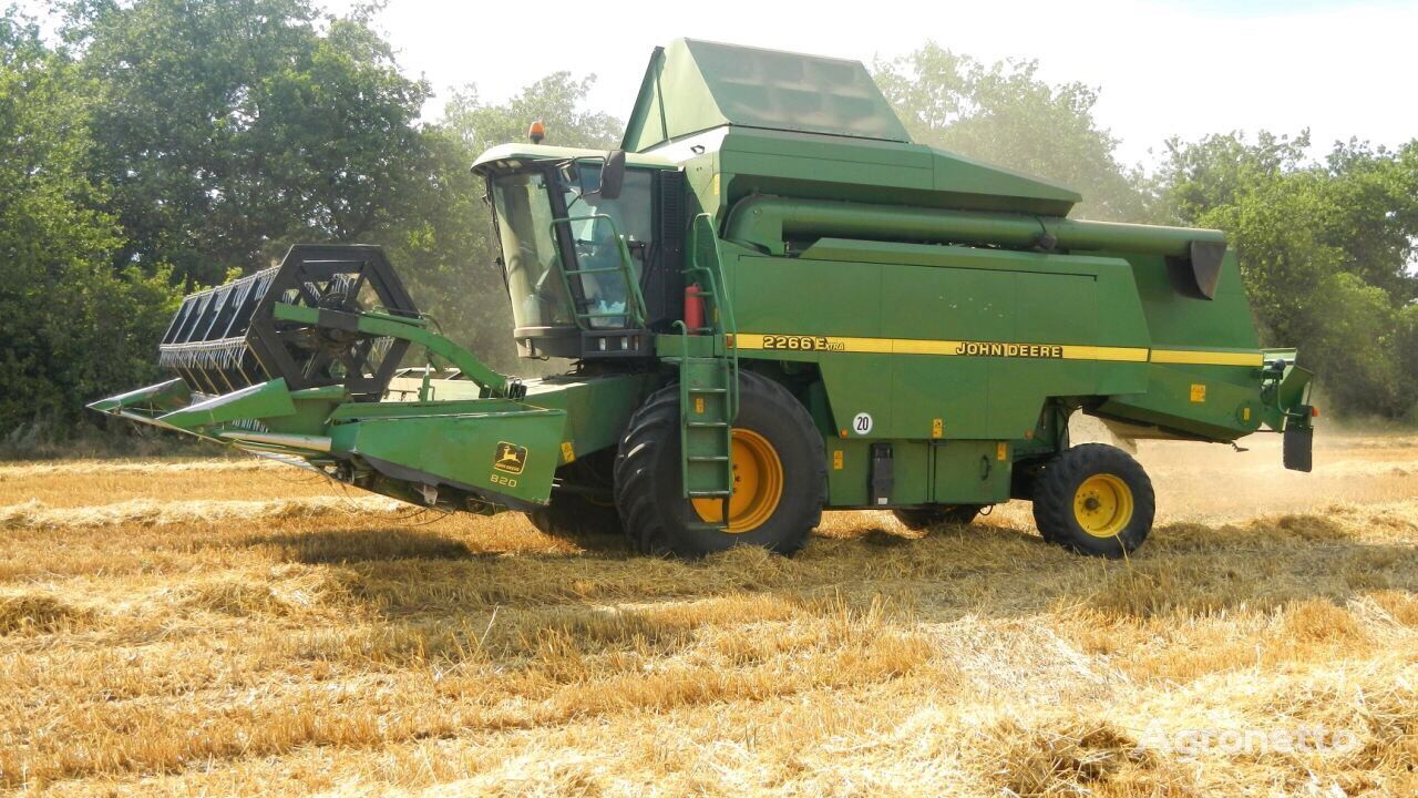 John Deere 2266 E grain harvester