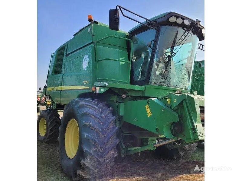 John Deere T 670 grain harvester