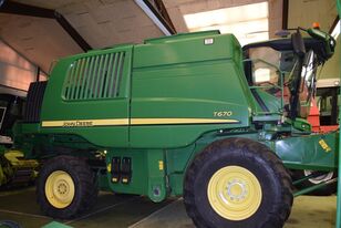 John Deere T 670 grain harvester
