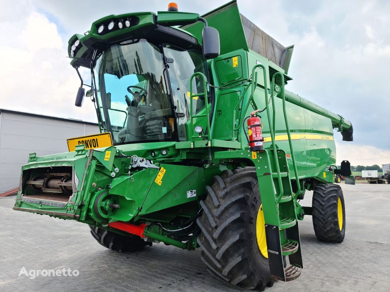 John Deere T660i grain harvester