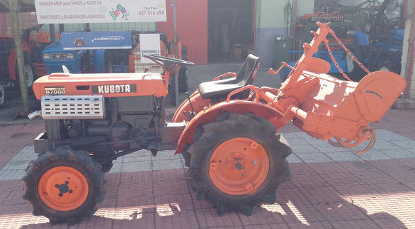 Kubota B7000 mini tractor
